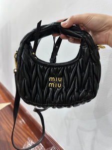 กระเป๋ามือสอง เจ้าของขายเองสภาพดี กระเป๋า มินิ โฮโบ Miu Miu เกรดโรงงาน